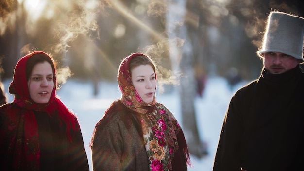 Russische folklore jonge Russische mensen die in de winter buiten staan