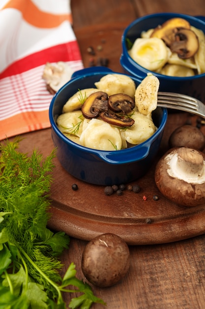 Russische gekookte pelmeni in plaat