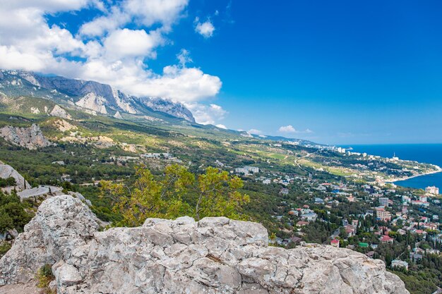 Russische krim zwarte zeekustlijn en bergpanorama