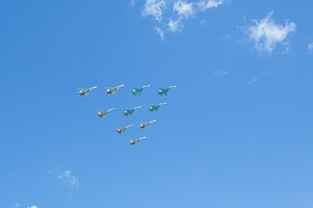 Russische lucht- en ruimtevaarttroepen demonstratie van jager in de lucht 04052019