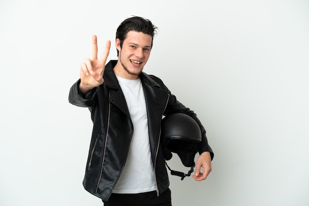 Russische man met een motorhelm geïsoleerd op een witte achtergrond glimlachend en overwinningsteken tonen