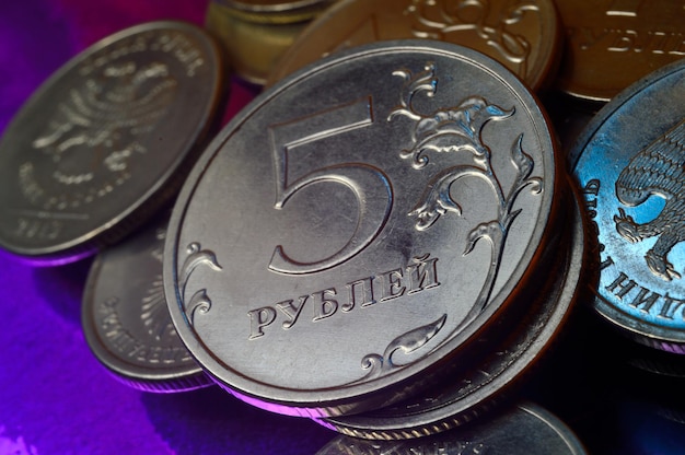 Russische munt met een waarde van 5 roebel is blauw gemarkeerd. detailopname.
