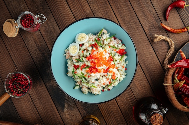 Russische oliviersalade met zalm en kaviaar