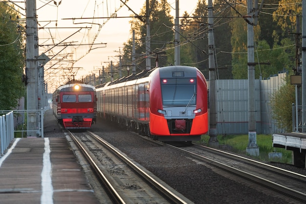 Russische oude forens en elektrische hogesnelheidstrein op spoorweg bij post