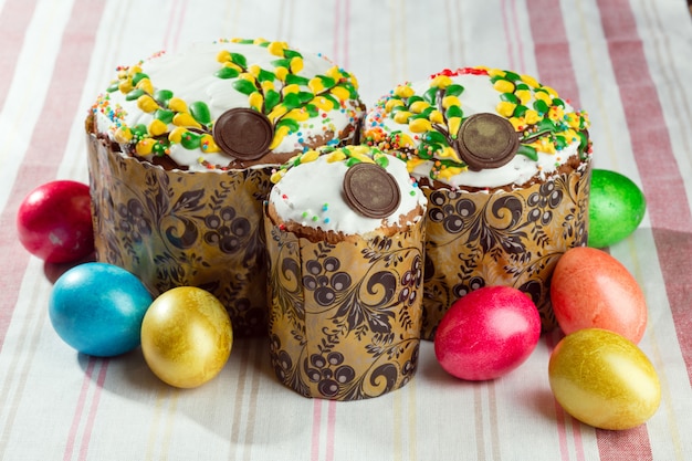 Russische pasch van pasen kulich van het brood die met geschilderde kleurrijke paaseieren wordt verfraaid