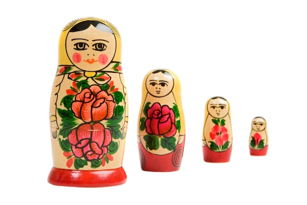 Foto russische poppen op een witte achtergrond