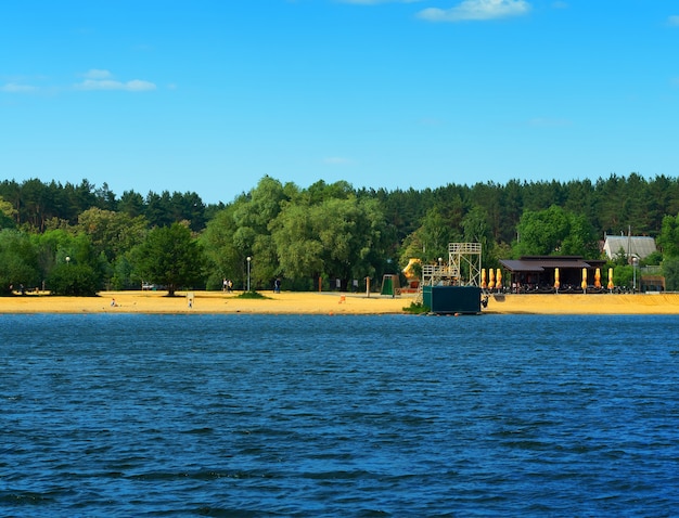 Russische rivier strand landschap achtergrond