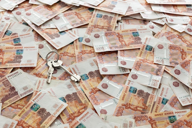 Russische roebel contant geld ligt op tafel op kantoor 5000 roebel De sleutels liggen bovenaan