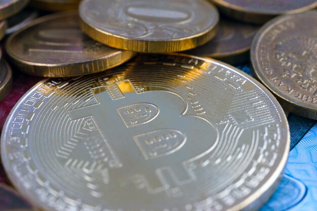 Russische roebels in munten en bitcoin gouden munt