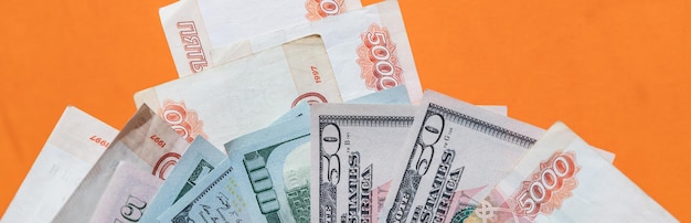 Russische roebels op de achtergrond van het Amerikaanse dollarsconcept van wisselkoerssancties die roebel vallen