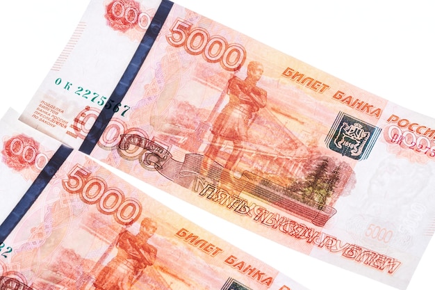 Russische roebels vijfduizendste bankbiljetten stapel geld op witte achtergrond