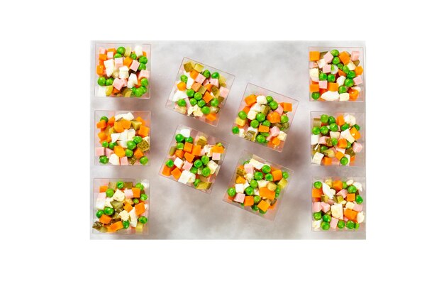 Russische salade in plastic dozen die voedsel verzorgen