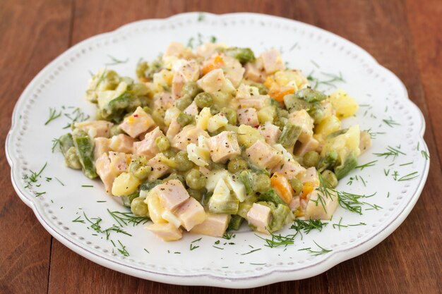 Russische salade in witte plaat