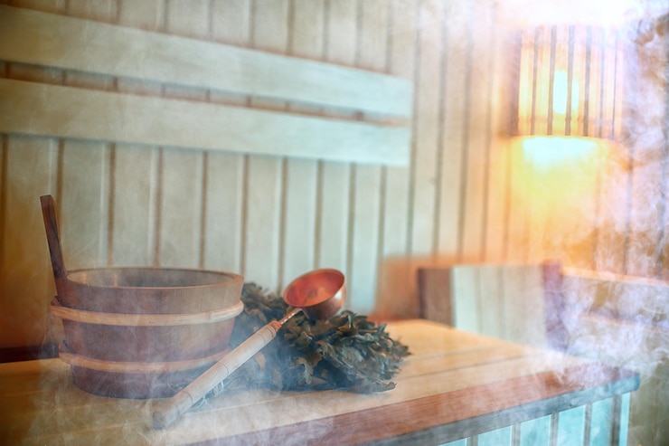 Foto russische saunabezem/sauna-accessoires, bezem voor sauna, russische traditionele sauna, stoombad met bezem hete stoom