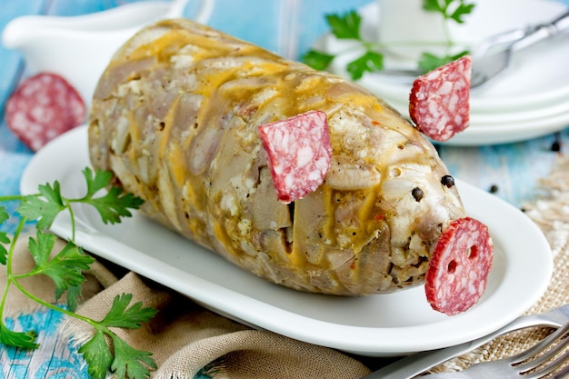 Russische schotel holodets hoofdkaas varkensvlees gelei aspic in flesvormig grappig varken versierd met salami worst en zwarte peper