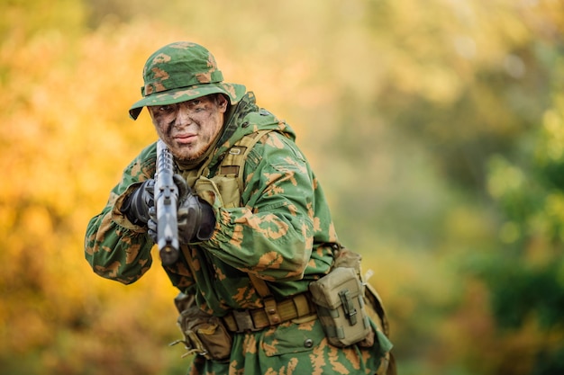 Russische soldaat op het slagveld met een geweer