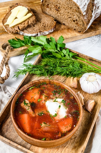 Foto russische specialiteit borsch-soep met bieten en zure room. bovenaanzicht