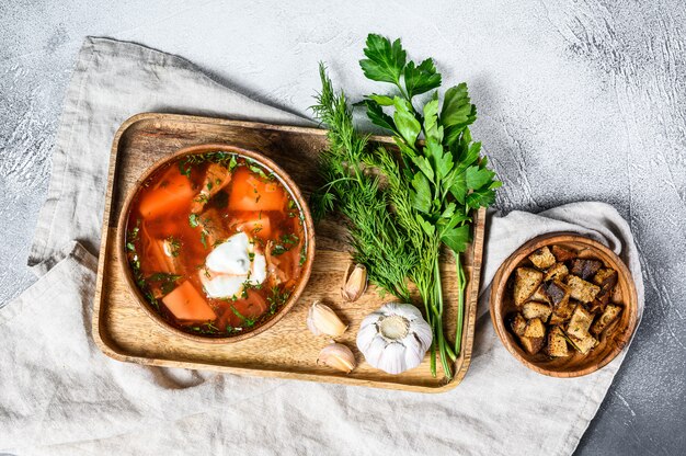 Russische specialiteit Borsch soep met rode biet en zure room.