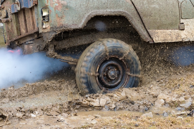 Russische SUV, Off-road voertuig slipt, Vast in de rivier