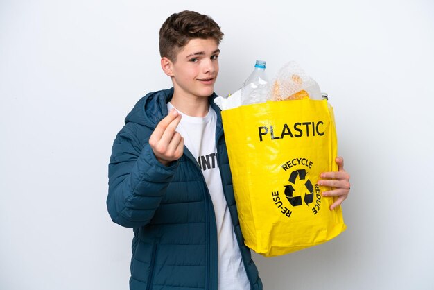 Russische tiener met een zak vol plastic flessen om te recyclen op een witte achtergrond die geldgebaar maakt