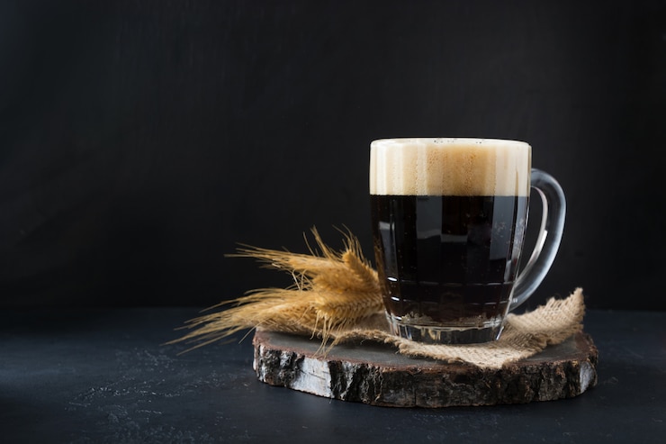 Foto russische traditionele drank gefermenteerd kwas van roggebrood in speciale mok van een halve liter