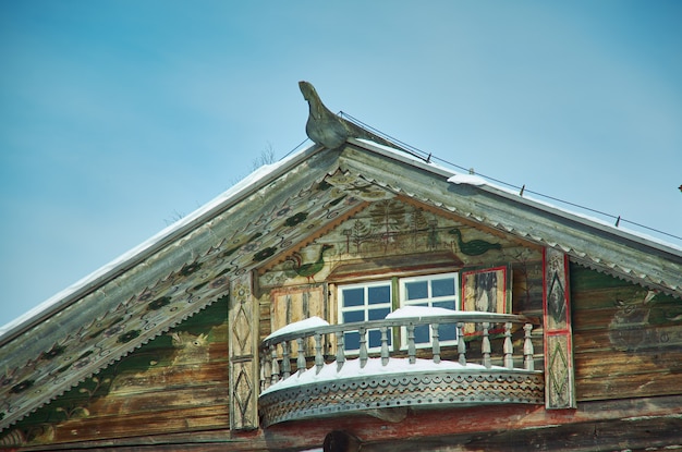 Russische traditionele houten architectuur - Chudsky konek, Top log op het dak van het dorp huisMalye Karely, regio Arkhangelsk, Rusland