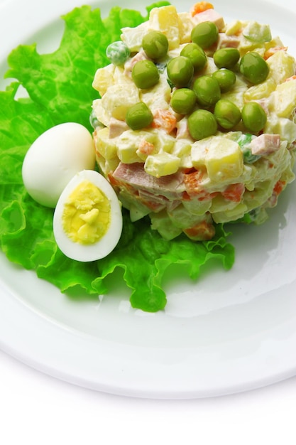 Russische traditionele salade Olivier geïsoleerd op wit