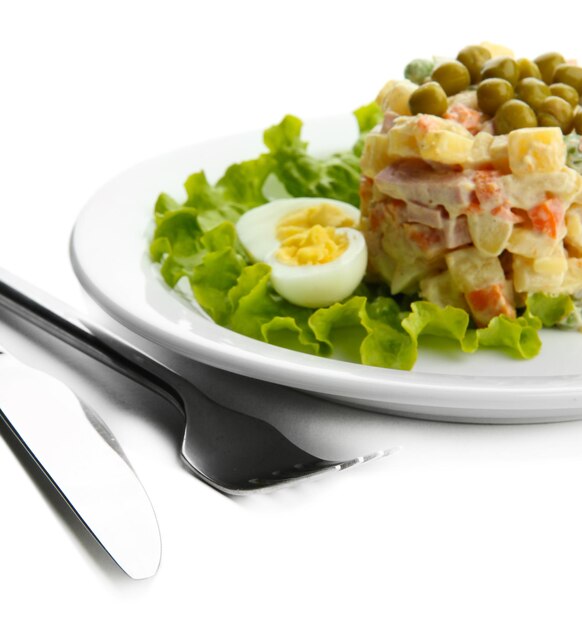 Russische traditionele salade Olivier geïsoleerd op wit