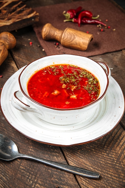 Russische traditionele soep op de houten tafel