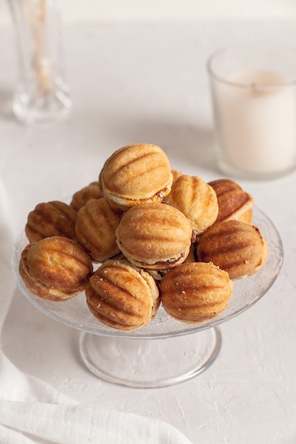 Russische traditionele zelfgemaakte koekjes Noten met gecondenseerde melk op een glazen standaard