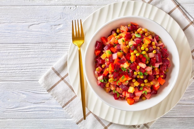 Russische vinaigrettesalade van in blokjes gesneden gekookte groenten