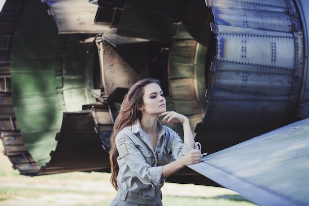 Russische vrouw in de buurt van een militair vliegtuig