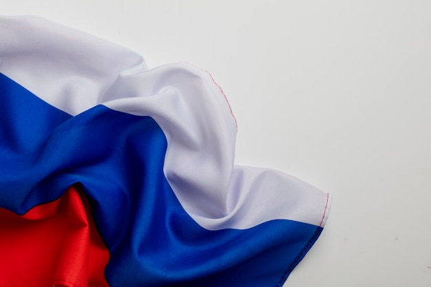 Russische witte blauwe en rode vlag op een witte achtergrond