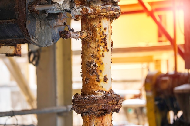 Foto la ruggine danneggia la vernice e la corrosione della flangia e del dado del bullone sullo scarico della tubazione industriale