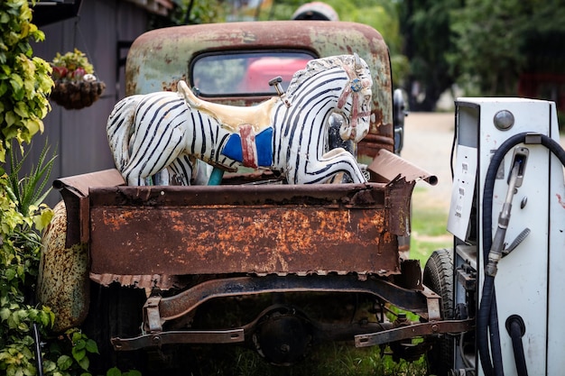 Photo rusted vehicle with old carnival horses