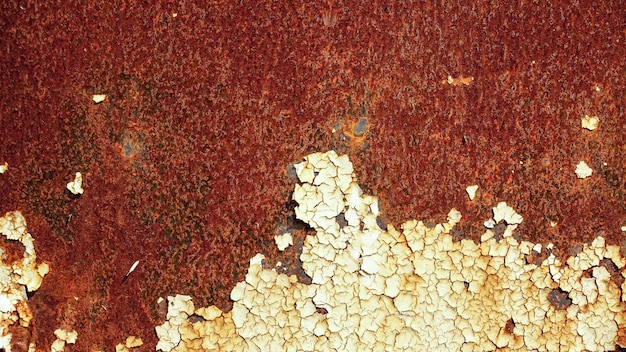 Photo rusted white painted metal wall rusty metal background with streaks of rust rust stains the metal surface rusted cracksmetal rust texture background