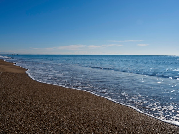 Rustgevend uitzicht op de blauwe zee en prachtige lucht