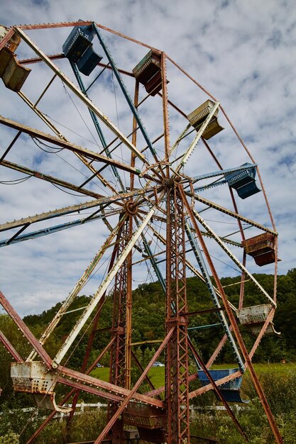 Foto la ruota gigante rustica abbandonata contro il cielo nuvoloso