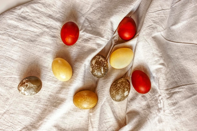 소박한 배경 짠된 직물 부활절 소박한 배경에 색된 계란