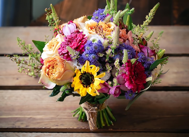 Rustic bouquet van veelkleurige bloemen op houten tafel natuur geschenk