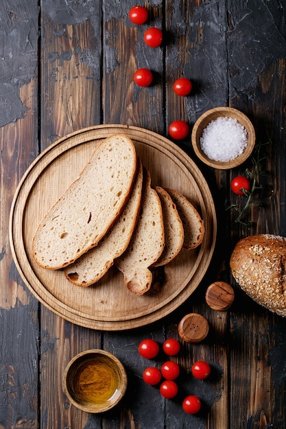 Rustic bread with tomatoes