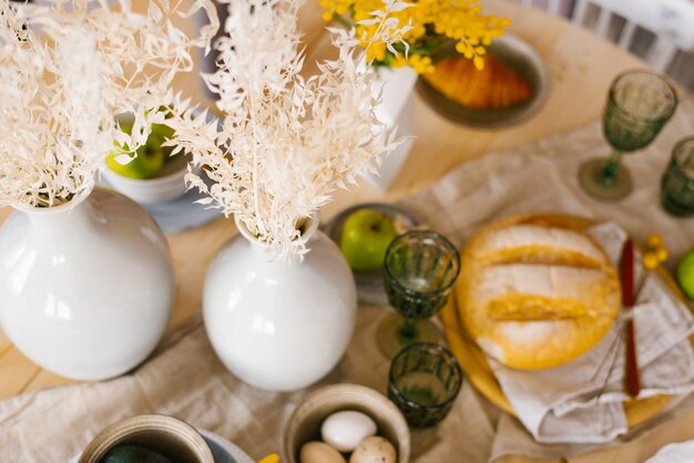 Рустический завтрак на деревенской домашней кухне с фермерскими яйцами зеленая яблоко свежий пшеничный хлеб органический