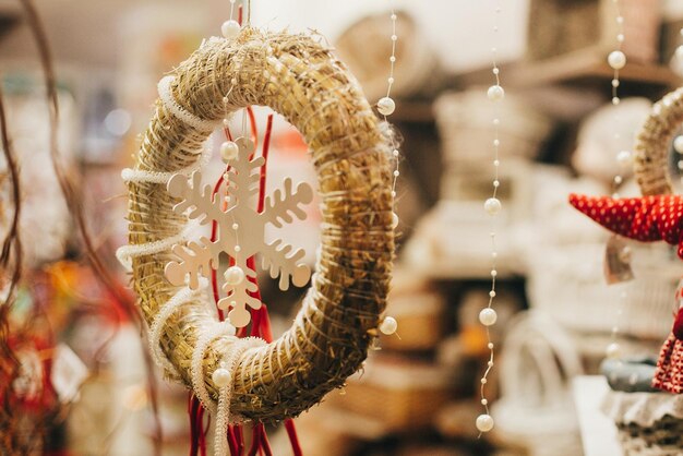 ヨーロッパの街の通りの窓に雪の結晶と素朴なクリスマス リース シンプルなお祭りの装飾と町の冬休みのイルミネーション ウィンドウにプレゼントします。