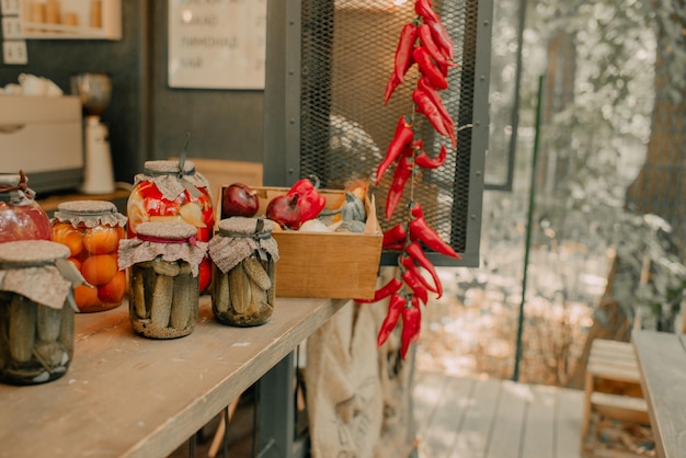 Photo a rustic courtyard decorated in the style of a loft with a lot of canned vegetables