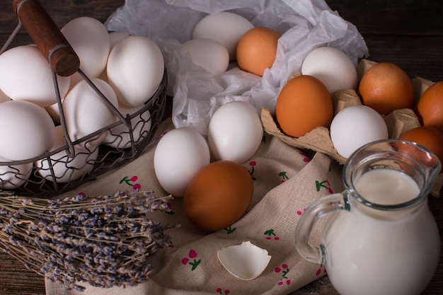Деревенские пасхальные яйца в корзине Концепция праздника Пасхи