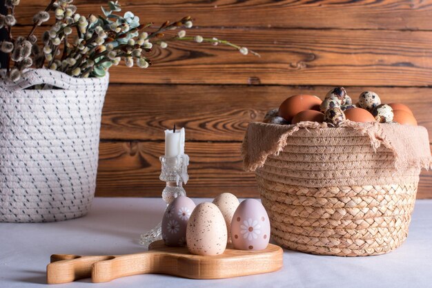 Photo rustic easter quail eggs in a ceramic bowl on the table the bright easter holiday