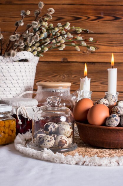 Rustic Easter quail eieren in een keramische schaal op de tafel The Bright Easter Holiday