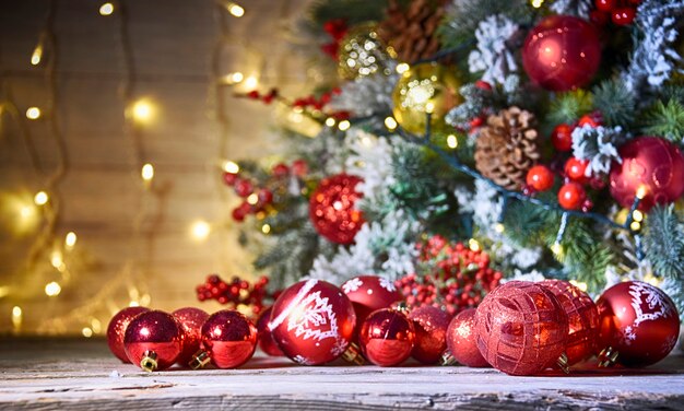 Fondo rustico di festa con l'albero di natale