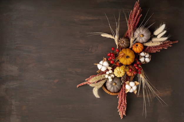 가을 테이블 장식이 있는 소박한 모형. 가을 휴가를위한 꽃 인테리어 장식