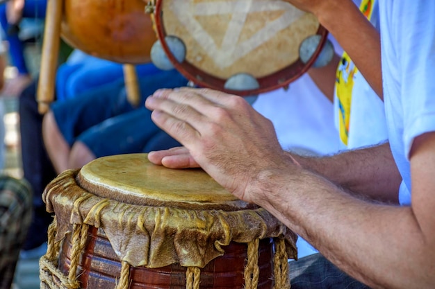 カポエイラ と ブラジル の サンバ の 演奏 に 用い られ て いる アタバケ と 呼ば れる 農村 の 打楽器
